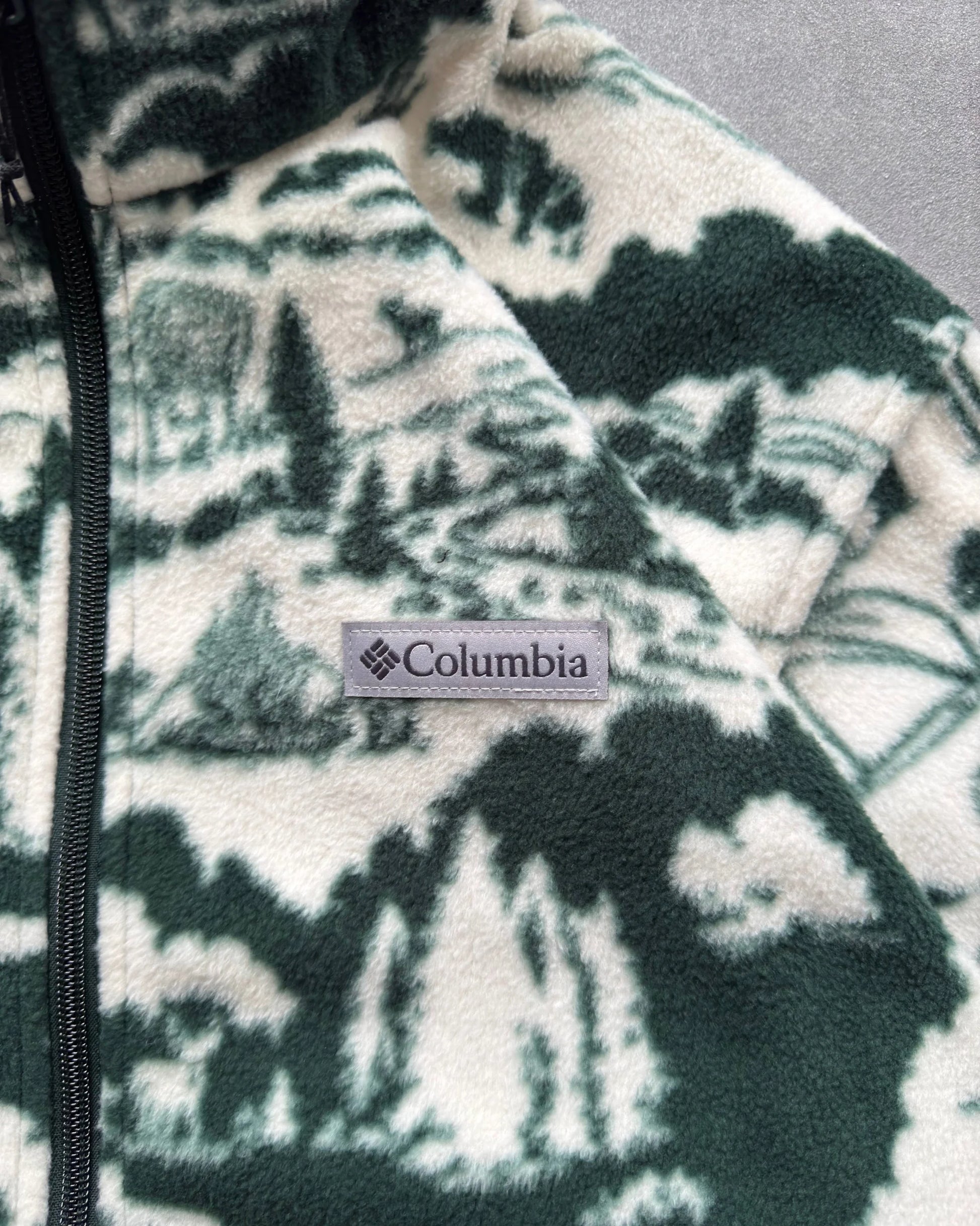 COLUMBIA FOREST FLEECE - SIZE LARGE - WHITE AND GREEN PATTERN FLEECE JACKET